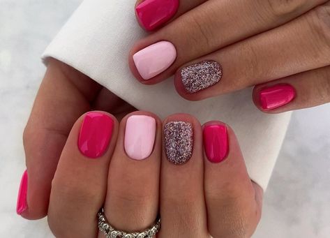 Summer Gelish Nails 2023, Blue Nails Bridesmaid, Cute Nail Ideas Natural Nails, Summer Nails Shellac Short, Sns Dip Nail Ideas, Pink And Heart Nails, Valentine Gel Manicure, Pink Combo Nails, Valentine’s Day Shellac Nails