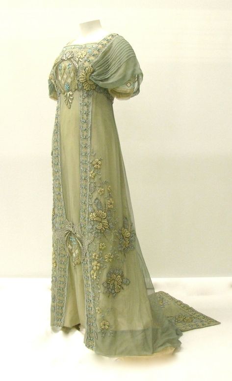 1910 Evening Gown, 1910s Evening Gowns, 1810s Fashion, 1912 Fashion, Art Nouveau Dress, Embroidery On Tulle, Edwardian Gowns, Art Nouveau Fashion, Gaun Abad Pertengahan