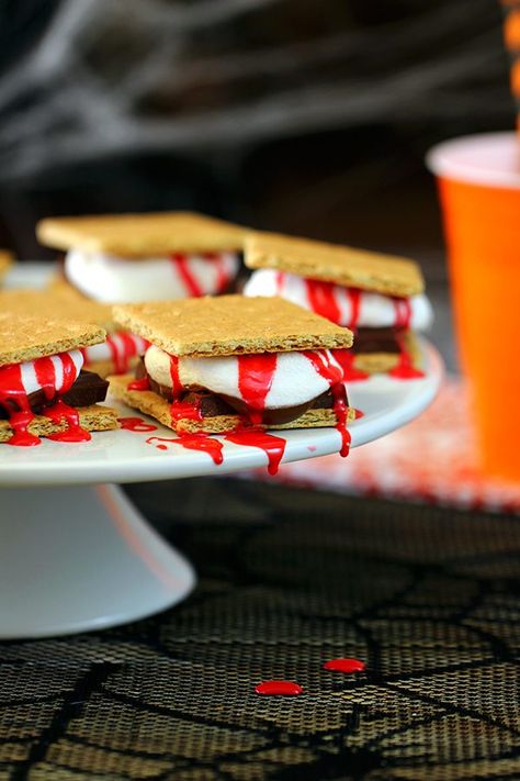 Bloody Halloween S’mores #halloween #halloweenrecipes #halloweenparty #halloweenpartyideas #smores #itsapinterestinglife Halloween Smores, Summerween Party, Homemade Halloween Treats, Slasher Summer, Postres Halloween, Dessert Halloween, Jelly Shots, Halloween Food Desserts, Halloween Punch