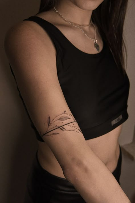 Armband Tattoo Frau, Arm Cuff Tattoo, Bicep Tattoo Women, Wrap Around Wrist Tattoos, Wrap Around Tattoo, Around Arm Tattoo, Cuff Tattoo, Mama Tattoo, Wrap Tattoo