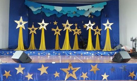 Table Graduation, Sports Day Decoration, Salad Table, Kindergarden Graduation, School Awards Ceremony, Elementary Graduation, School Board Decoration, Graduation Crafts, Graduation Backdrop