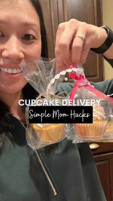 Plastic Cup Cupcake Holder, Individual Wrapped Cupcakes, Cupcake To Go Container Diy, How To Wrap Cupcakes Individually, Easy Cupcake Packaging, How To Transport Cupcakes, Cupcake Holder Ideas, Individual Cupcakes Packaging Ideas, Cupcake Packaging Ideas