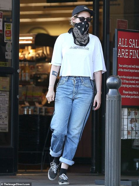 Kristen Stewart Outfits, Kristen Stewart Street Style, Lucy Hale Style Outfits, Kirsten Stewart Style, Kirsten Steward, Lucy Hale Style, Kristin Stewart, Kristen Stewart Style, Casual College Outfits