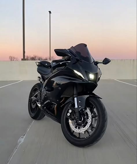 Black Sports Motorcycle, Sport Bike Aesthetic, Luxurious Motorcycles, Motor Cycle Aesthetic, Street Bike Aesthetic, Motor Bike Aesthetic, Yamaha R7 Black, Sports Bike Aesthetic, Black Motorcycle Aesthetic