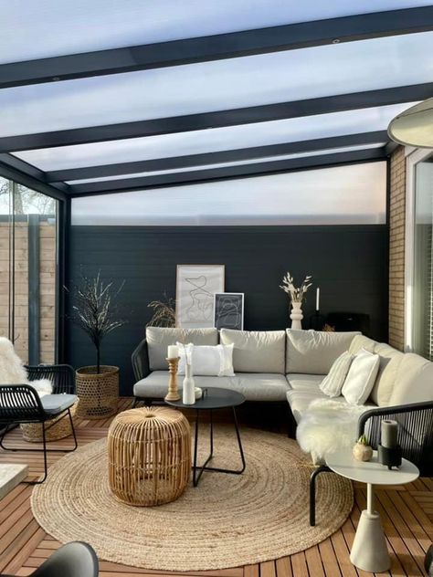 Conservatory Ideas Interior, Dark And Moody Interiors, Ideas Terraza, Conservatory Interior, Patio Garden Design, Outside Living, Outdoor Entertaining Area, Garden Room, Patio Garden