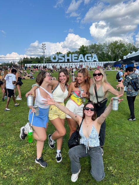 Osheaga Outfit Music Festivals, Osheaga Outfits, Osheaga Outfit, Summer Camera, Friends Shorts, Concert Vibes, Music Festival Outfits, Music Fest, Fits Inspo