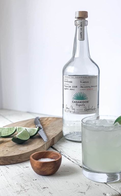 Casamigos Margarita, Simple Margarita Recipe, Simple Margarita, Bar Drink Recipes, Easy Margarita Recipe, Easy Margarita, Perfect Margarita, Simple Syrup Recipes, Cocktail Serving