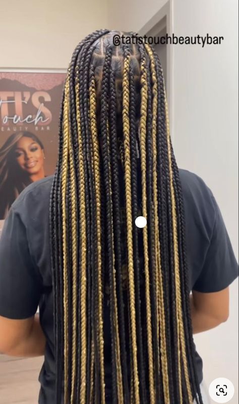 Knotless Braids Ginger And Black, Knotless Braids W Highlights, Black And Gold Knotless Braids, Honey Blond Knotless Box Braids, Green Skunk Stripe Knotless Braids, Honey Blonde Peekaboo Knotless Braids, Blonde Peakaboo Braids, Black And Honey Blonde Braids, Knotless With Blonde Highlights