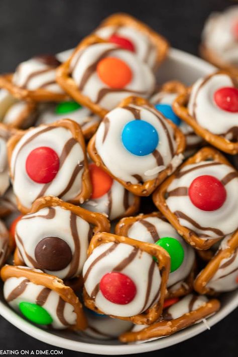 Hershey Kiss Pretzels, Pretzel M M Hugs, Pretzel Hugs Recipe, Christmas Pretzel Hugs, Kiss Pretzels, Pretzel Kisses, Make Pretzels, Pretzel Hugs, Christmas Pretzel