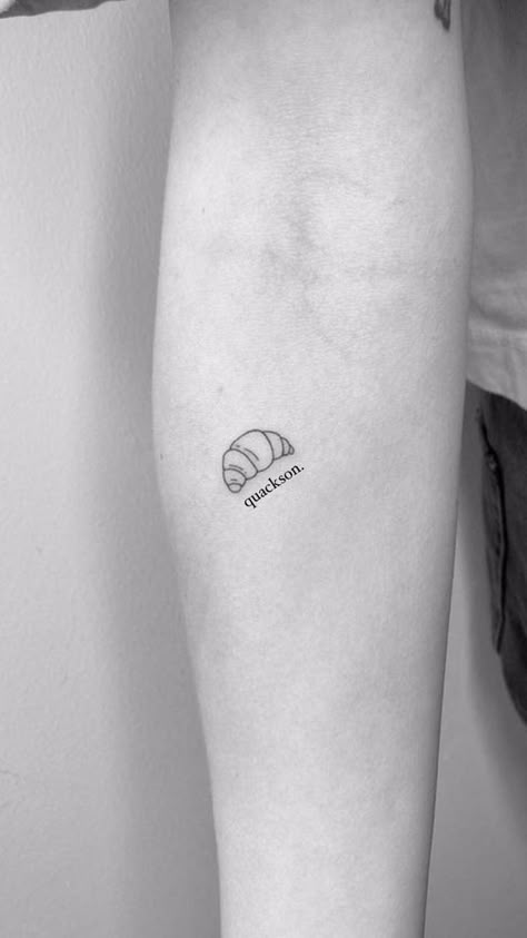 Crossaint Tattoo, Croissant Tattoo Minimalist, Croissant Drawing, Croissant Tattoo, Pizza Tattoo, Rising Phoenix Tattoo, Surf Tattoo, Food Tattoos, Gemini Tattoo