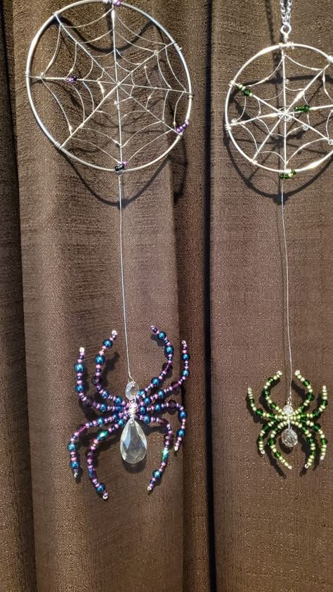 Spider Dream Catcher, Spider Sun Catcher, Bead Projects Diy, Bead And Wire Crafts, Spider Web Dream Catcher, Windchimes Homemade, Spider Suncatcher, Buu Monster Inc, Suncatcher Diy