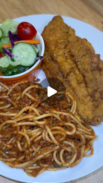 Raven Hall on Instagram: "Fried Catfish & Spaghetti 🤤😋 All I know is when my mama made spaghetti that meant we was about to eat it for the next few days so my kids better be ready 😂😂 @carbonefinefood #cooking #cookingathome #cookingtime #cookingwithlove #delicious #dinner #eat #eating #food #foodblogger #foodie #foodies #foodlover #foodporn #foods #foodstagram #homecooking #homemade #instafood" Catfish And Spaghetti Dinners, Fish And Spaghetti, Catfish Dinner, Spaghetti Dinner, Fried Catfish, Eating Food, Fried Fish, Delicious Dinner, Garlic Bread