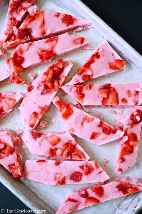 Small Healthy Snacks, Strawberry Bark, Yogurt Bark Recipe Frozen, Strawberry Yogurt Bark, Yoghurt Bark, Yogurt Bark Recipe, Strawberry Frozen Yogurt, Frozen Yogurt Bark, Yogurt Bark