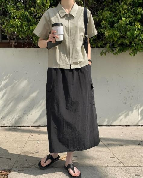 Japan Dress Style, Japanese Fashion Women Casual Simple, Normcore Fashion Summer, Japanese Summer Outfits Women, Japan Dress Fashion, Minimalist Skirt Outfit, Casual Japanese Fashion, Japan Minimalist Fashion, Japanese Street Fashion Summer