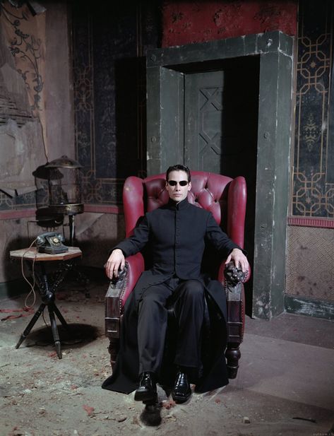 Keanu Reeves - The Matrix - Revolutions (production still) #KeanuReeves #matrix #revolutions Costume Matrix, Keanu Reeves Matrix, Neo Matrix, Matrix Film, The Matrix Movie, Matrix Reloaded, Carrie Anne Moss, Photo Star, Keanu Charles Reeves