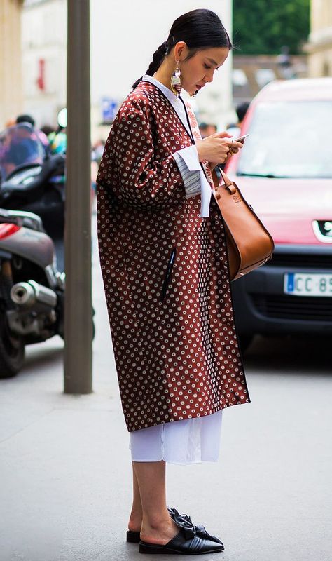 The Best Kimono Outfits From Fashion Insiders via @WhoWhatWear Kimono Outfits, Kimono Outfit, Mode Kimono, Street Fashion Photography, Maxi Robes, Spring Street Style, Women Street, Street Style Inspiration, Moda Vintage