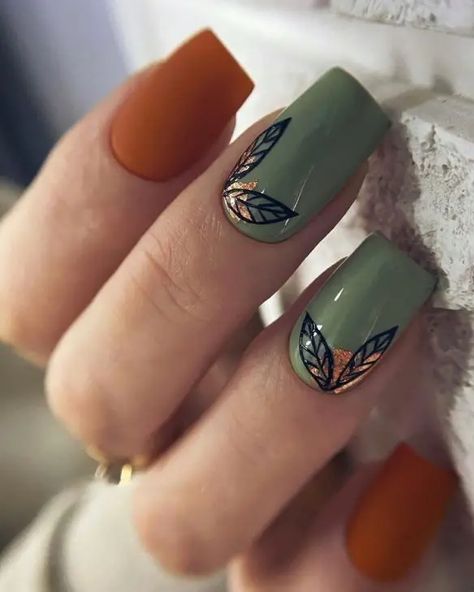 20 Ideas Fall Green Nails: Stylish and Elegant Ideas for the Season Green Nails With Line Design, Autumn Nail Designs 2024 Short, Dark Green And Orange Nails, Olive Green Fall Nail Designs, Short Fall Nails Designs, Green And Orange Fall Nails, Green Fall Nails Short, Green And Copper Nails, Green Thanksgiving Nails