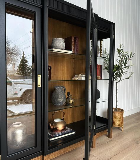 || AVAILABLE || Vintage Drexel Heritage, “passage” display cabinet in campaign style🤩 Recessed brass hardware with backplate. Excellent quality, exceptional craftsmanship. Glass shelves are extremely sturdy! Soft black and muted, medium brown toned oak with a bit of texture. Would be perfect in a neutral room for an in house library with books and bit of a decor😍 Measures 54” w x 16” d x 58” h. Located in Elrose, Saskatchewan. Delivery available- Saskatchewan and Alberta wide. Send a... In House Library, Hardware With Backplate, House Library, Drexel Heritage, Neutral Room, Home Libraries, Wall Gallery, Glass Shelves, Display Cabinet