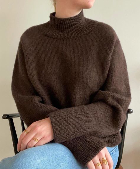 Brown Jumper Outfit, Stretch Tops, Brown Jumper, Brown Knit Sweater, Jumper Outfit, Fashion Corner, Boxy Sweater, Sweater Oversized, Classic Sweater