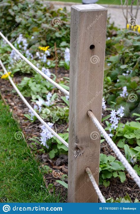 Small Garden Wooden Fence, Rope Fence Garden, Fence With Rope, Protect Garden From Dogs, Flower Fence Ideas, Dog Proof Flower Bed Ideas, Diy Small Fence, Rope Fence Ideas, Flower Bed Fence Ideas