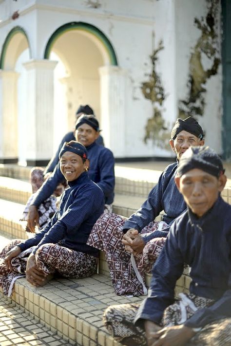 Abdi Dalem, serving the Sultan & family | Java, Indonesia. Film Camera Photography, East Indies, Art Costume, Chinese Clothing, Archipelago, Cute Images, Sarong, People Around The World, Java