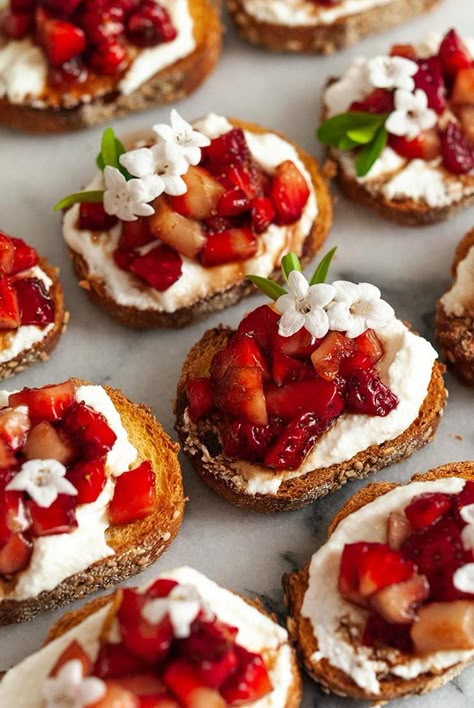 These crostini with balsamic strawberries and ricotta are sweet, tart, creamy and perhaps the prettiest appetizers you can serve at your next fancy picnic, Mother’s Day brunch or bridal shower. They also take less than 20 minutes to prepare! High End Finger Food, Hor D'oeuvres Recipes, Thumbelina Wedding, Picnic Strawberries, Fancy Picnic, Balsamic Strawberries, Tasty Sweets, Fancy Appetizers, Party Starters