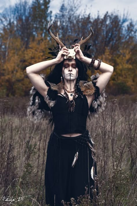 Nordic Witch, Druid Costume, Carnaval Make-up, Viking Witch, Medieval Witch, Viking Aesthetic, Witch Photos, Witch Cosplay, Viking Costume