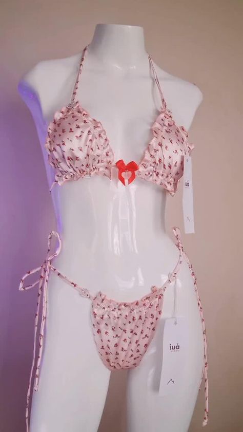 Conjunto Ágata Rosé Heart ♡ 

tecido: cetim 100% poliéster
tamanho: PP • P • M • G • GG
cor: estampado floral rosa mini com fundo rosado

* peça lingerie delicada, produção escala artesanal. cuidado ao manusear, lavagem à mão com sabão neutro.
.
.
.
#kawaii #girly #coquette #aesthetic #shoujo #rococo #fyp