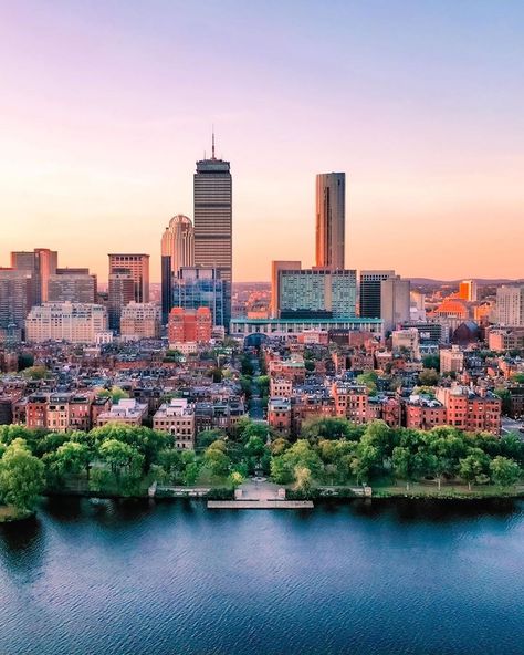 IGersBoston (@igersboston) posted on Instagram: “Good evening Boston! If you had to pick your one most favorite thing about our beloved city, what would it be? So many possibilities!…” • Sep 3, 2020 at 2:08am UTC Boston Aesthetic, Boston Skyline, Boston Travel, Picture Postcards, Incredible Places, Urban Planning, Good Evening, Most Favorite, City View