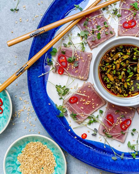 Seared Tuna Tataki Recipe (With Sesame And Soy Dressing) - Blondelish.com Tataki Sauce Recipe, Homemade Butter Biscuits, Pan Seared Tuna, Seared Tuna Recipe, Tuna Crudo, Japanese Tapas, Homemade Appetizers, Sashimi Recipe, Lobster Tacos