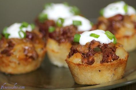 Dessert Chili, Mac And Cheese Cupcakes, Chilli Cheese Fries, Savory Cupcakes, Appetizer Dessert, Chili Cheese Fries, Muffin Tin Recipes, Savory Food, Chili Cheese