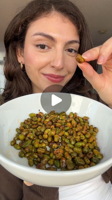 Raquel Ravivo on Instagram: "Crispy Edamame 💚✨ might even be better than crispy chickpeas..They’re lightly sweet, which compliments the chilli oil in the best way. Here’s the recipe + oven instructions if you don’t have an air fryer:  1 cup of frozen shelled edamame 1 tbsp chili crisp  1. Microwave the edamame until just cooked, then pat dry with a clean kitchen towel. Combine with chilli crisp and air fry at 400F for 15-20 minutes or until golden brown and crispy.   *If you’re using an oven, preheat to 425F, line a baking sheet with parchment or a silicone mat and spread the edamame chilli crisp mixture evenly over the pan. Bake for 20-25 minutes.   2. Allow to cool for at least 5 minutes before eating (they get crispier as they cool). Enjoy!  #edamame #chilicrisp #healthysnackideas #sna Shelled Edamame Recipes, Crispy Edamame, Protein Lunch, Crispy Chickpeas, Stuffed Shells, Edamame, Just Cooking, Clean Kitchen, Vegan Vegetarian