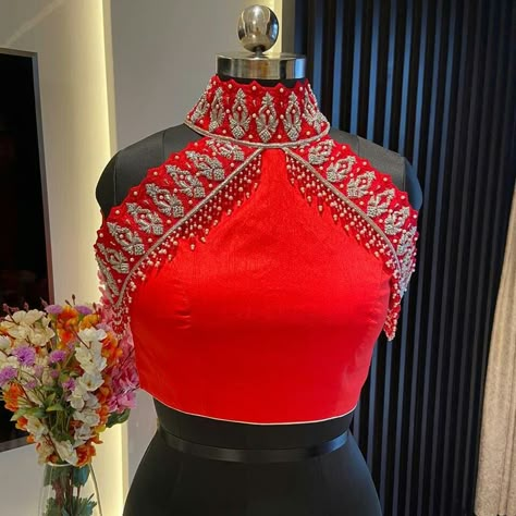 Blouse Design Wedding, Halter Neck Blouse Design, Designer Blouse Designs, Latest Embroidery Blouse Designs, Halter Neck Blouse, Blouse Neckline, Blouse Maggam Work, Designs Blouse, Traditional Blouse Designs