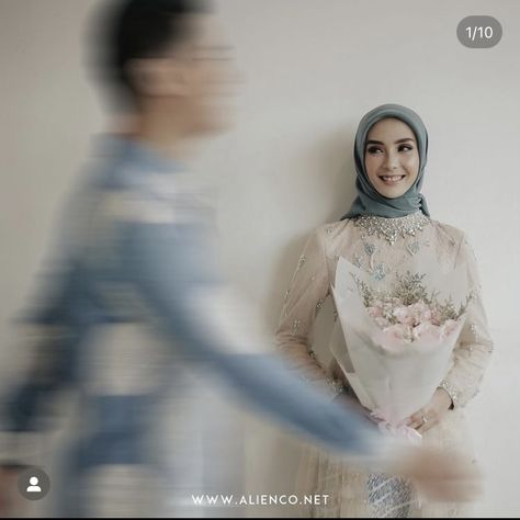 Pose Foto Lamaran, Pose Tunangan, Foto Engagement, Pose Lamaran, Pre Wedding Photoshoot Theme, Board Engagement, Pose Pengantin, Engagement Wishes, Pre Wedding Photoshoot Props