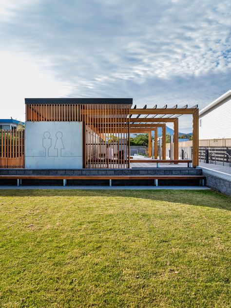 Beach Changing Room, Toilet Outdoor Design, Outdoor Restrooms, Public Restroom Design, Surf Life Saving, Toilet Outdoor, Beach Architecture, Public Toilet, Outdoor Toilet