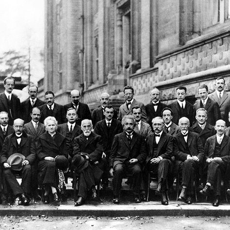 29 Legendary Scientists Came Together in the “Most Intelligent Photo” Ever Taken Quantum Mechanics Art, Paul Dirac, Physics Mechanics, Werner Heisenberg, Nobel Prize In Physics, Richard Feynman, Theoretical Physics, Isaac Newton, Science Photos