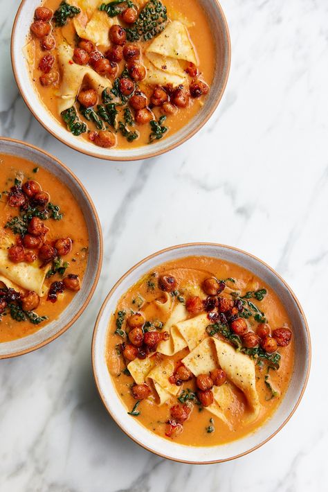 Try our take on the one-pot lasagne soup trend that sent social media into a spin. Taking all the flavours of a classic veggie lasagne but without all the faff, this is a nourishing supper that you’ll make time and time again. We’ve used miso and sun-dried tomatoes to pack a rich umami punch and a crispy chickpea topping to give a satisfying crunch. Vegetarian Lasagne Soup, Deliciously Ella Recipes, Veggie Lasagne, Postpartum Recipes, Ella Vegan, Lasagne Soup, Crispy Chickpea, Vegetarian Lasagne, Veggie Dinners