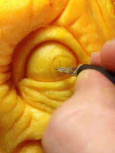 3d Pumpkin Carving, Pumpkin Sculpting, Creative Pumpkin Carving Ideas, Pumpkin Carve, Tartiflette Recipe, Realistic Face, Pumkin Carving, Creative Pumpkin Carving, Amazing Pumpkin Carving