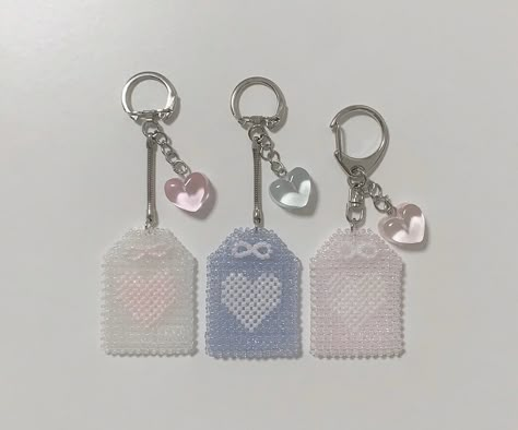 Bead Charms Diy, Kraf Diy, Handmade Jewelry Tutorials, Beaded Crafts, Heart Keychain, Cute Keychain, Beaded Bracelets Diy, Beaded Accessories, Beaded Bags