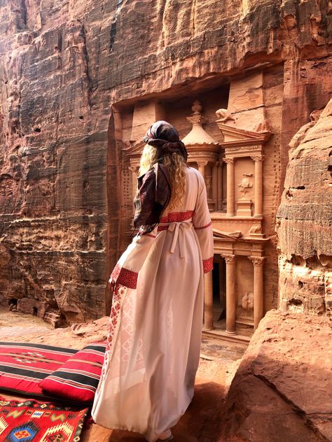 Photos In Museum, Jordan Trip, Outfit Viaje, Desert Photoshoot Ideas, Outfit Jordan, Desert Photoshoot, Ancient Places, Jordan Travel, Petra Jordan