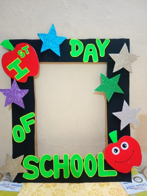 1st Day Of School Selfie Frame, First Day School Photo Frame, Welcome Photo Frame, First Day Welcome Activity, Welcome Back To School Art And Craft, First Day School Frame Ideas, First Day In School Decoration, First Day Of School Selfie Frame, Welcome Back To School Frame