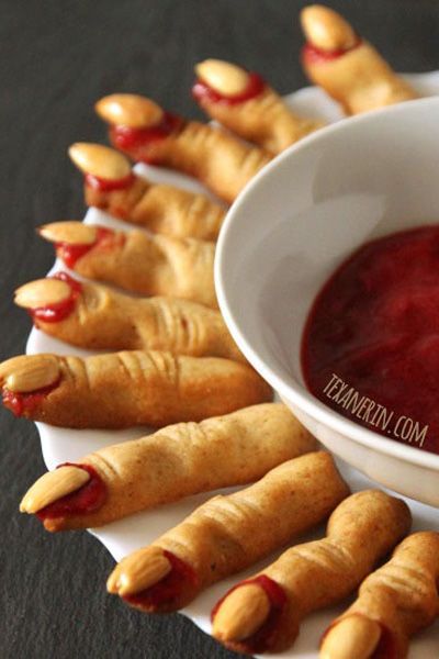 Appetizers Halloween, Fun Halloween Appetizers, Plat Halloween, Witch Fingers, Scary Halloween Food, Diy Halloween Food, Pasteles Halloween, Halloween Finger Foods, Creepy Halloween Food