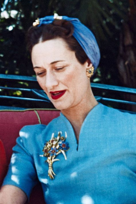 THE DUCHESS OF WINDSOR KNEW HOW TO WEAR A BROOCH! Giant Beetle, Duchess Of Windsor, Wallis Simpson, Brooch Dress, Chanel Brooch, Smart Women, Royal Jewels, Diamond Brooch, British Royalty