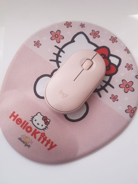 Macbook Mouse, Pc Inspiration, Mouse Pad Aesthetic, Pink Mouse Pad, Cute Mouse Pad, Tom Y Jerry, Pink Laptop, Laptop Mouse, Pink Hello Kitty