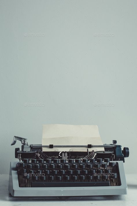 Typewriter Aesthetic, Typewriter Writing, Poetry Projects, Old Typewriter, Apple Wallpapers, Photo Window, Brand Photography Inspiration, Daily Devotion, Power Points