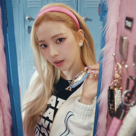 aespa karina Spicy Karina, Karina Spicy, Kpop Barbie, Yoo Jimin, Blonde With Pink, Regina George, Aespa Karina, Karina Aespa, Cute Casual Outfits