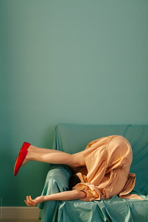 Blue Couch, Photographie Portrait Inspiration, 사진 촬영 포즈, Foto Tips, Conceptual Photography, Foto Poses, Foto Art, Photo Vintage, Creative Portraits