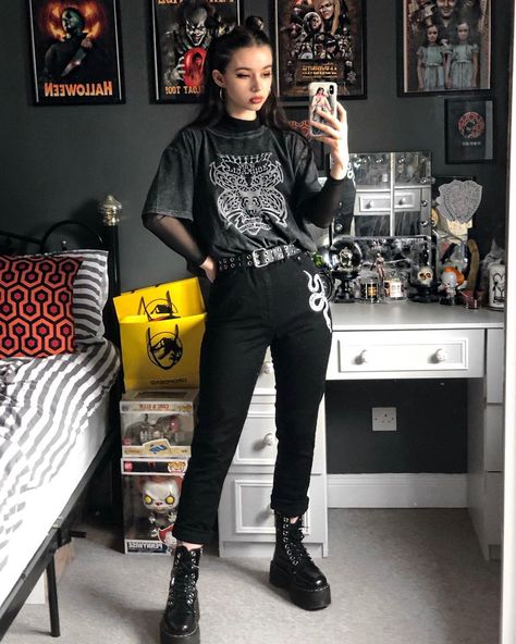 5,113 харесвания, 64 коментара – Ariana Magee-Ginn (@ariana_magee) в Instagram: “All doom and gloom 😈Tshirt and jeans from @disturbia 🖤 would you wear this look? #disturbia…” Sleep Hoodie, Tshirt And Jeans, Tomboyish Outfits, Gilmore Girls Outfits, Rocker Outfit, Look Festival, Don't Sleep, Aesthetic Grunge Outfit, Rock Outfits