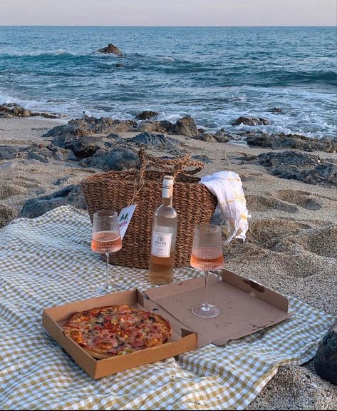 Wine Pizza, Picnic Wine, Wine And Pizza, Wine Picnic, Dream Dates, Cute Date Ideas, Romantic Picnics, Romantic Summer, Picnic Date