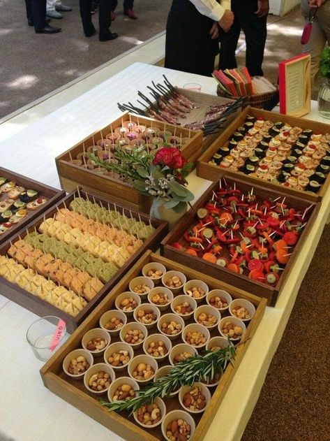 Food Display Table, Fresh Snacks, Food Business Ideas, Catering Display, Party Food Platters, Food Channel, Food Displays, Party Buffet, Dessert Buffet